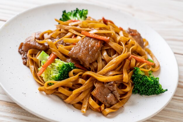 Stir-fried noodles with pork and vegetable