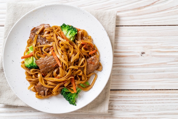 Tagliatelle saltate in padella con carne di maiale e verdure