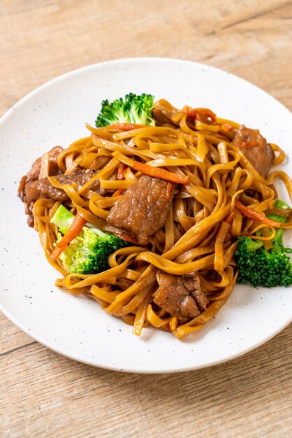 Stir-fried noodles with pork and vegetable