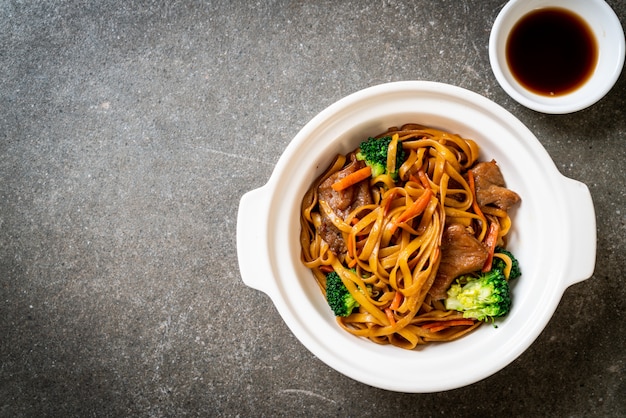 Stir-fried noodles with pork and vegetable