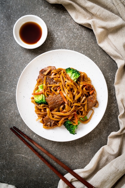 Stir-fried noodles with pork and vegetable