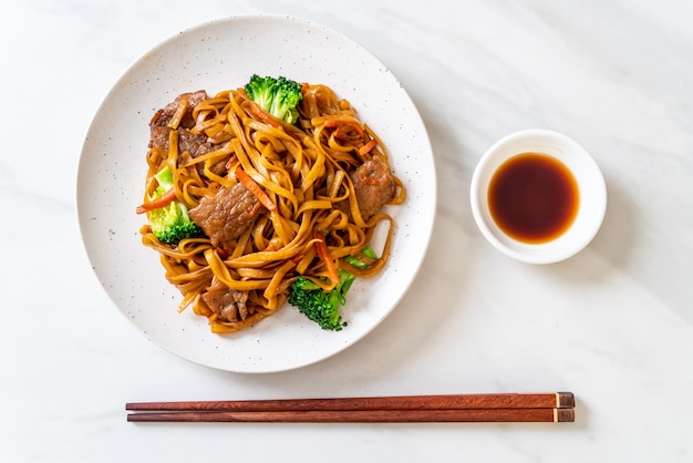 Stir-fried noodles with pork and vegetable