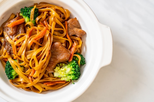 Tagliatelle saltate in padella con carne di maiale e verdure