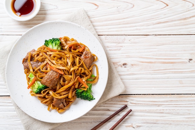 stir-fried noodles with pork and vegetable