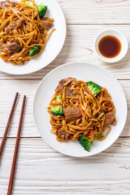 Spaghetti saltati in padella con carne di maiale e verdure