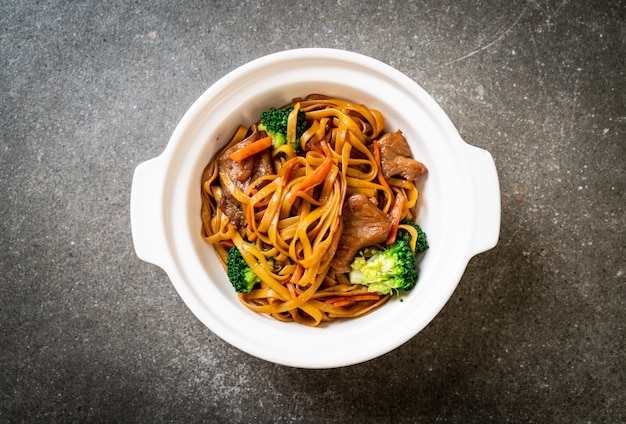 stir-fried noodles with pork and vegetable