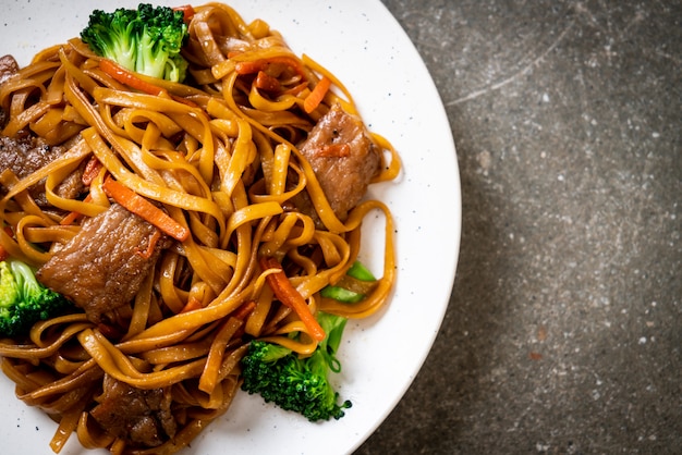 stir-fried noodles with pork and vegetable