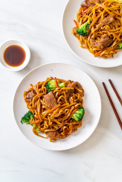 stir-fried noodles with pork and vegetable