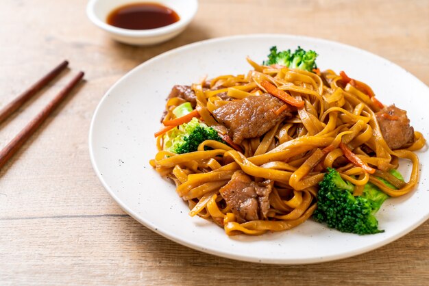 stir-fried noodles with pork and vegetable