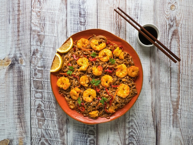 Stir-fried noodles with prawns and vegetables