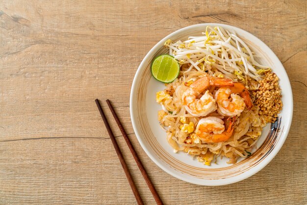 エビともやしの炒め麺またはパッタイ-アジア料理スタイル