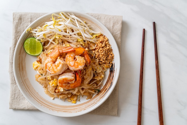 Photo stir-fried noodles with shrimp and sprouts or pad thai - asian food style
