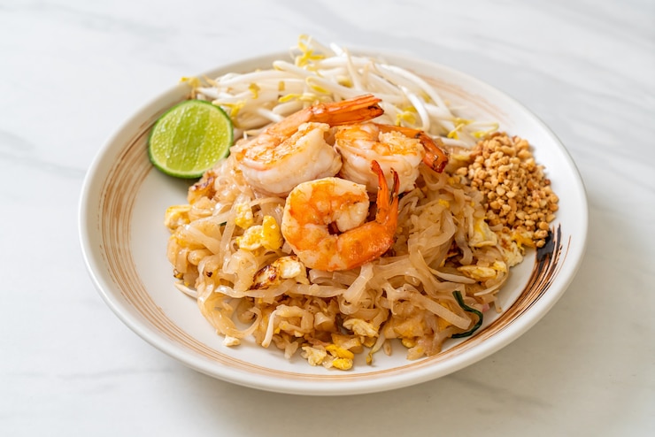 Photo stir-fried noodles with shrimp and sprouts or pad thai - asian food style