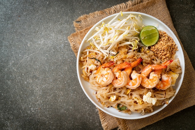 Foto noodles saltati in padella con gamberetti e germogli o pad thai - stile di cibo asiatico