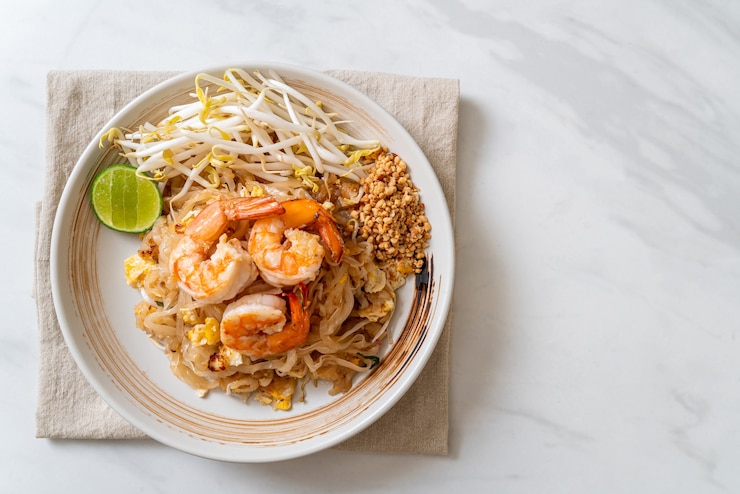 Photo stir-fried noodles with shrimp and sprouts or pad thai - asian food style