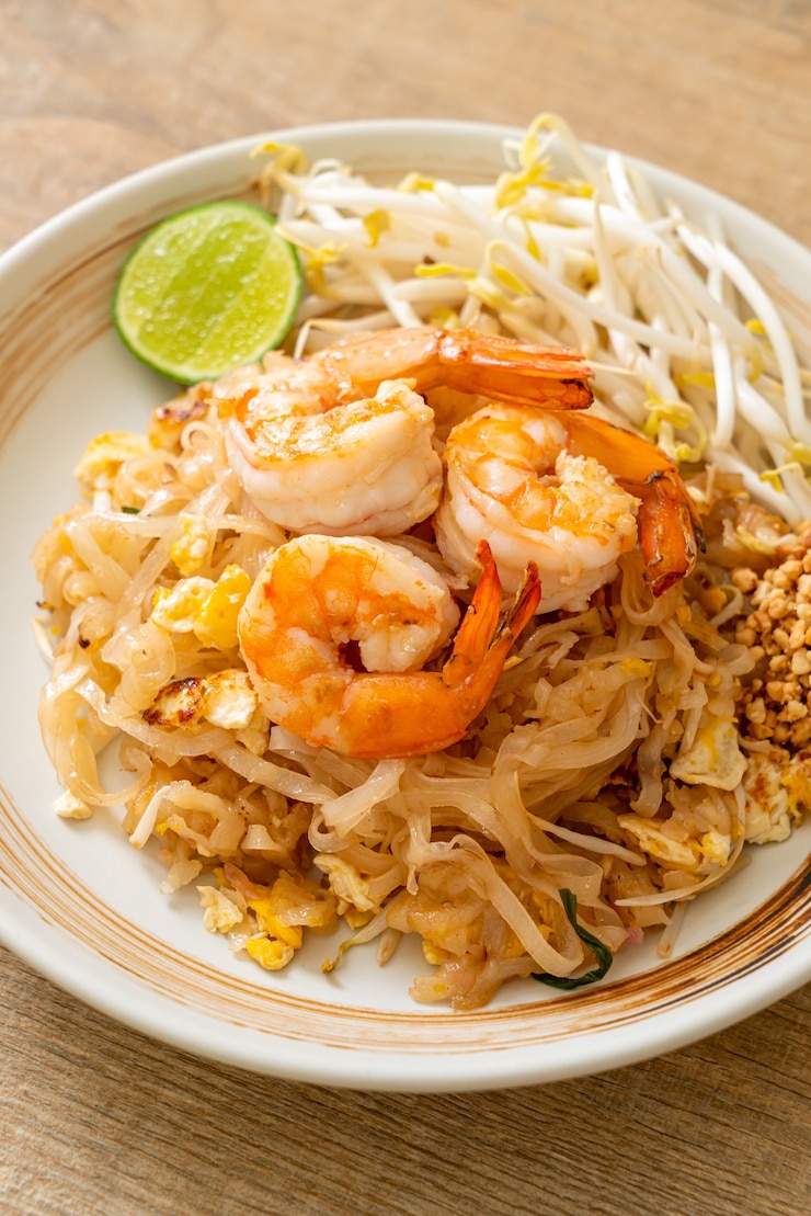 Photo stir-fried noodles with shrimp and sprouts or pad thai - asian food style