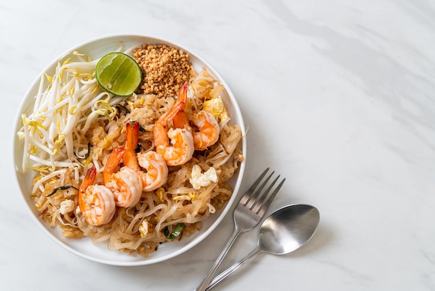 stir-fried noodles with shrimp and sprouts