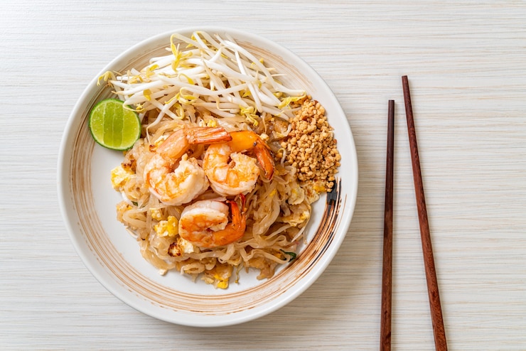 Photo stir-fried noodles with shrimp and sprouts