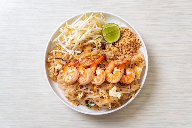 stir-fried noodles with shrimp and sprouts