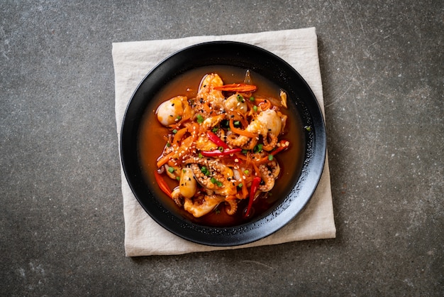 Polipo saltato in padella o calamaro con pasta piccante coreana (osam bulgogi)