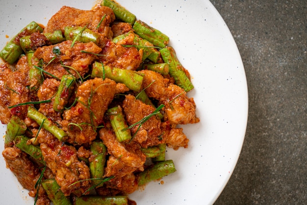 Stir fried pork and red curry paste with sting bean