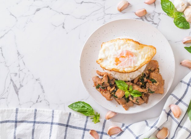 炒めた豚肉のバジルと米の揚げた卵