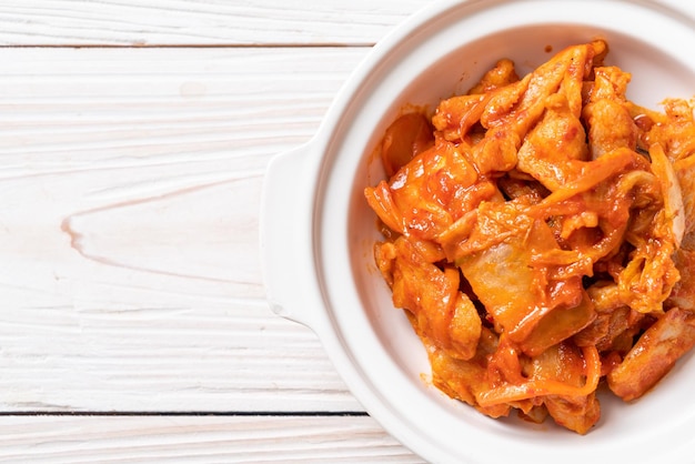 Maiale saltato in padella con kimchi - stile alimentare coreano