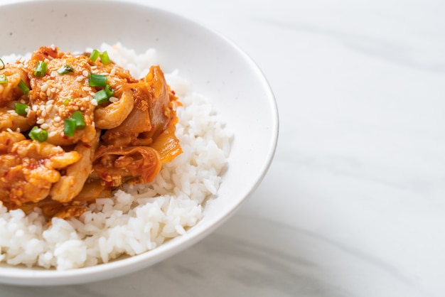 Maiale saltato in padella con kimchi su riso sormontato - stile di cibo coreano