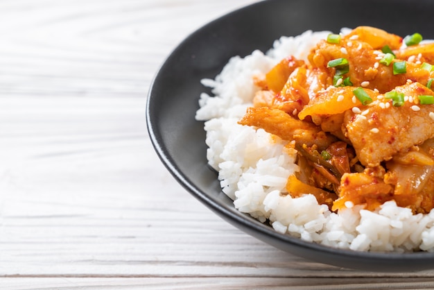 Maiale saltato in padella con kimchi su riso sormontato