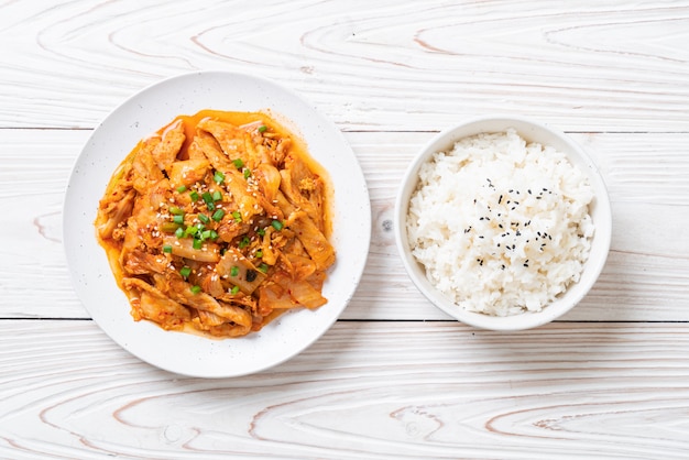 Maiale saltato in padella con kimchi