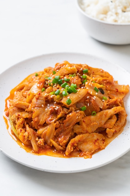 Maiale saltato in padella con kimchi