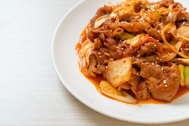 жареная свинина с корейской острой пастой и кимчи - корейский стиль еды