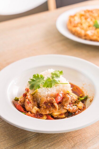 Maiale saltato in padella con pasta di peperoncino dolce arrosto