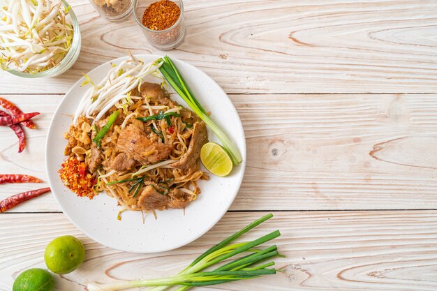 stir-fried rice noodles with pork