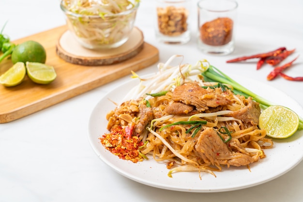 stir-fried rice noodles with pork