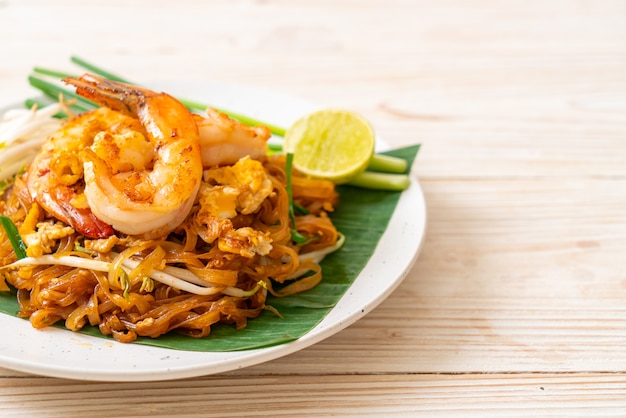 Stir-fried rice noodles with shrimp
