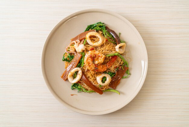 Stir-fried rice vermicelli and water mimosa with mix seafood