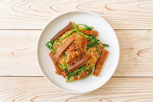 Vermicelli di riso saltati in padella e mimosa d'acqua con calamari in salamoia