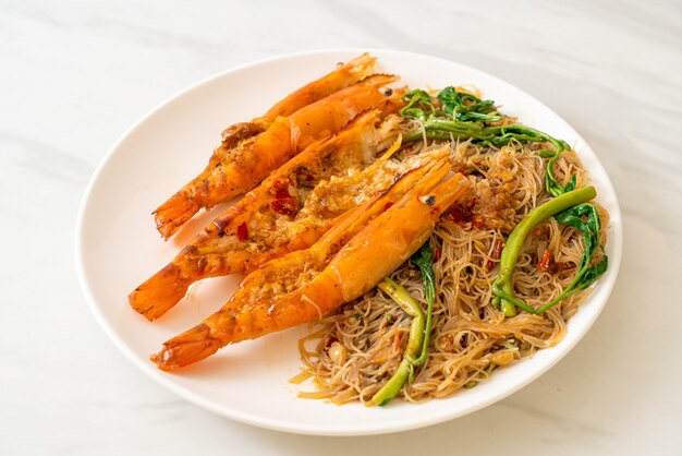 Stir-fried rice vermicelli and water mimosa with river prawns