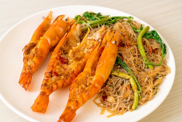 Stir-fried rice vermicelli and water mimosa with river prawns