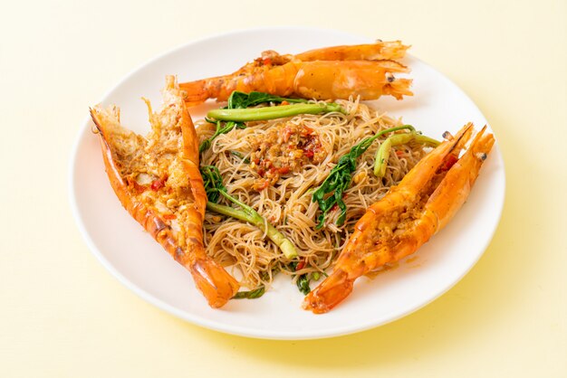 Stir-fried rice vermicelli with river prawns