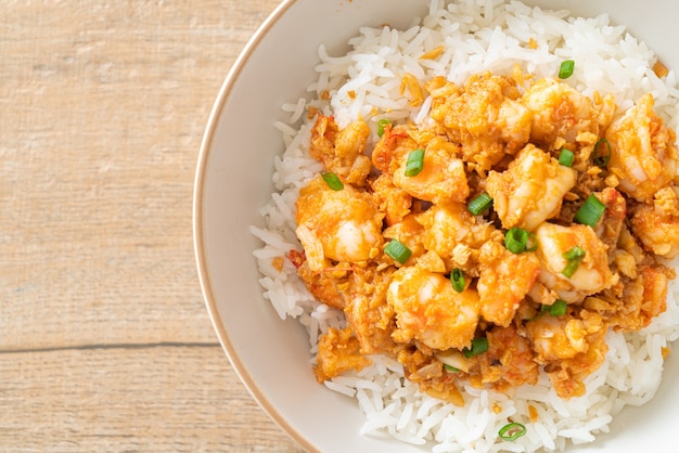 Stir-fried shrimps with garlic and shrimps paste rice bowl