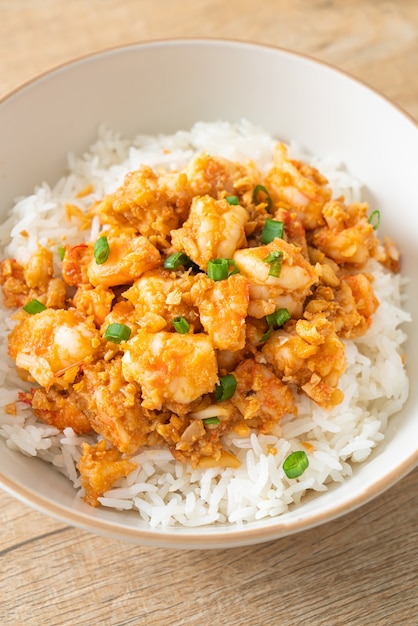 Stir-fried shrimps with garlic and shrimps paste rice bowl