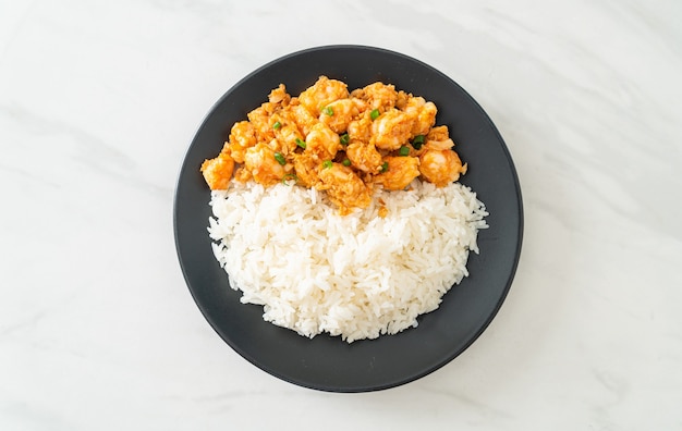 Stir-fried shrimps with garlic and shrimps paste with rice