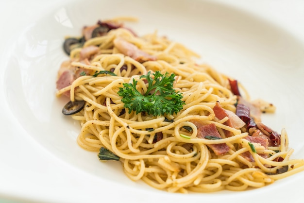 stir-fried spaghetti with bacon and garlic 