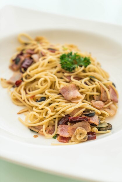 Foto spaghetti saltati in padella con pancetta e aglio