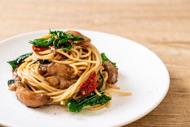 stir-fried spaghetti with chicken and basi