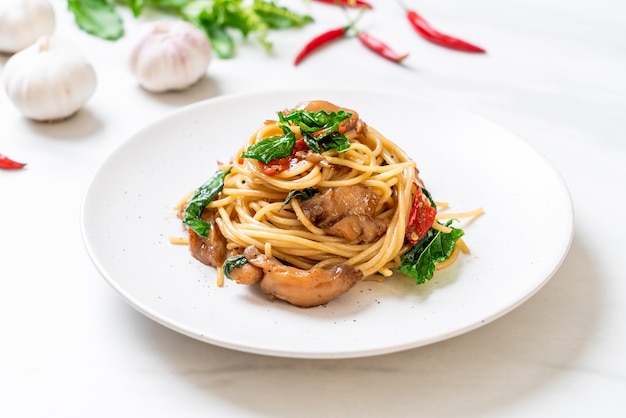 Photo stir-fried spaghetti with chicken and basil