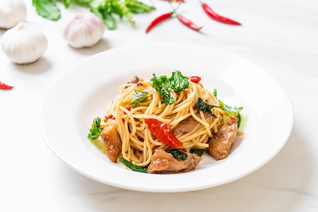 stir-fried spaghetti with chicken and basil