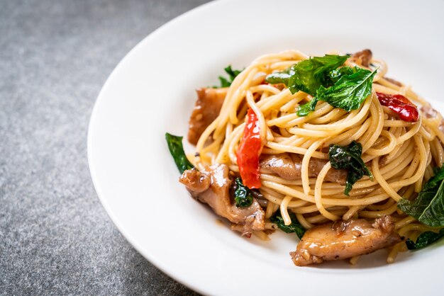 stir-fried spaghetti with chicken and basil